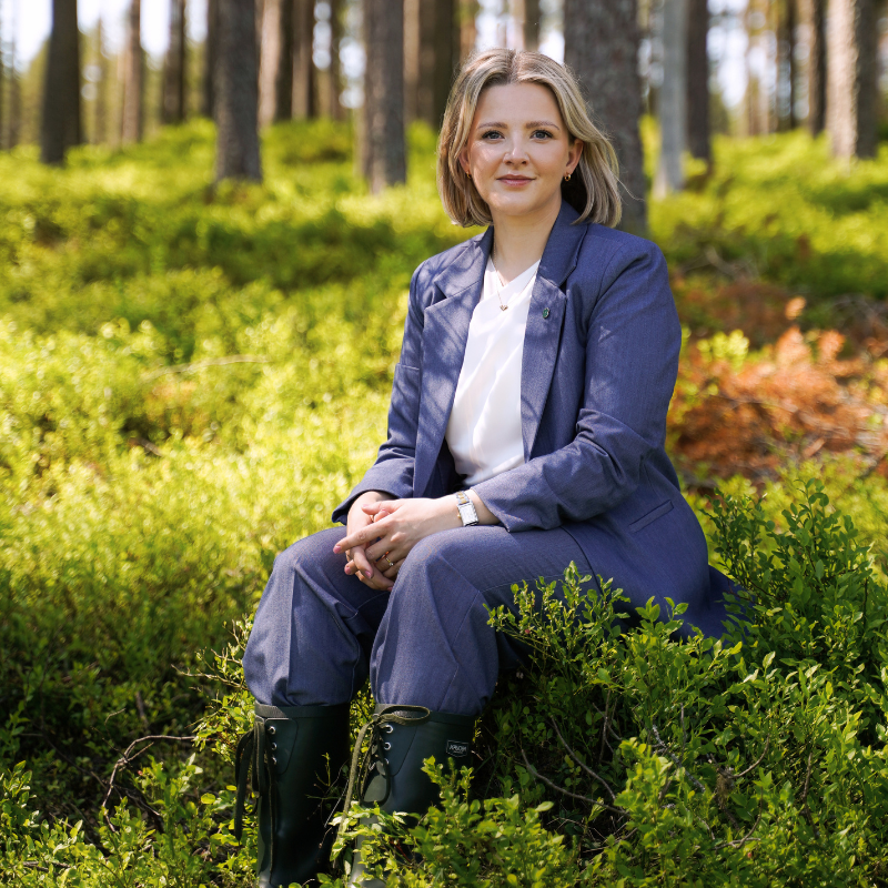 Julia Algotsson, i stövlar i skogen
