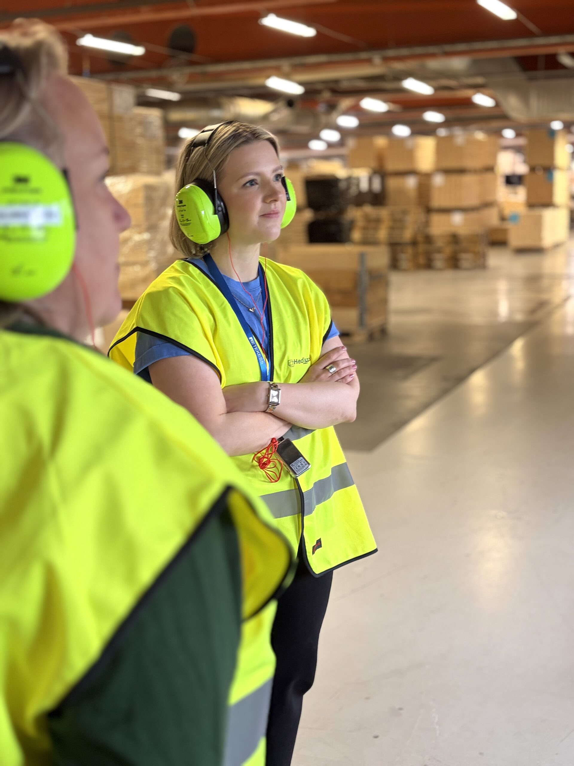 Julia Algotsson besöker en fabrik som tillverkar träprodukter av svenskt trä. Fotograf: Maja Westling Palmberg
